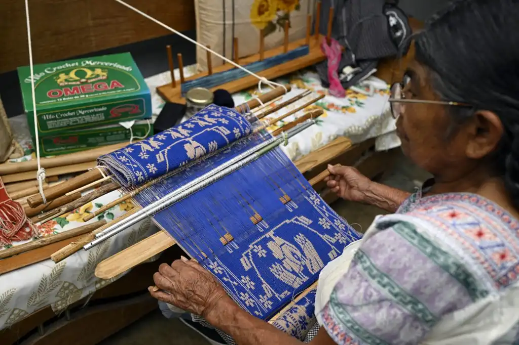 Debate cultural: los trajes indígenas que ‘desfilan’ Sheinbaum y Gálvez
