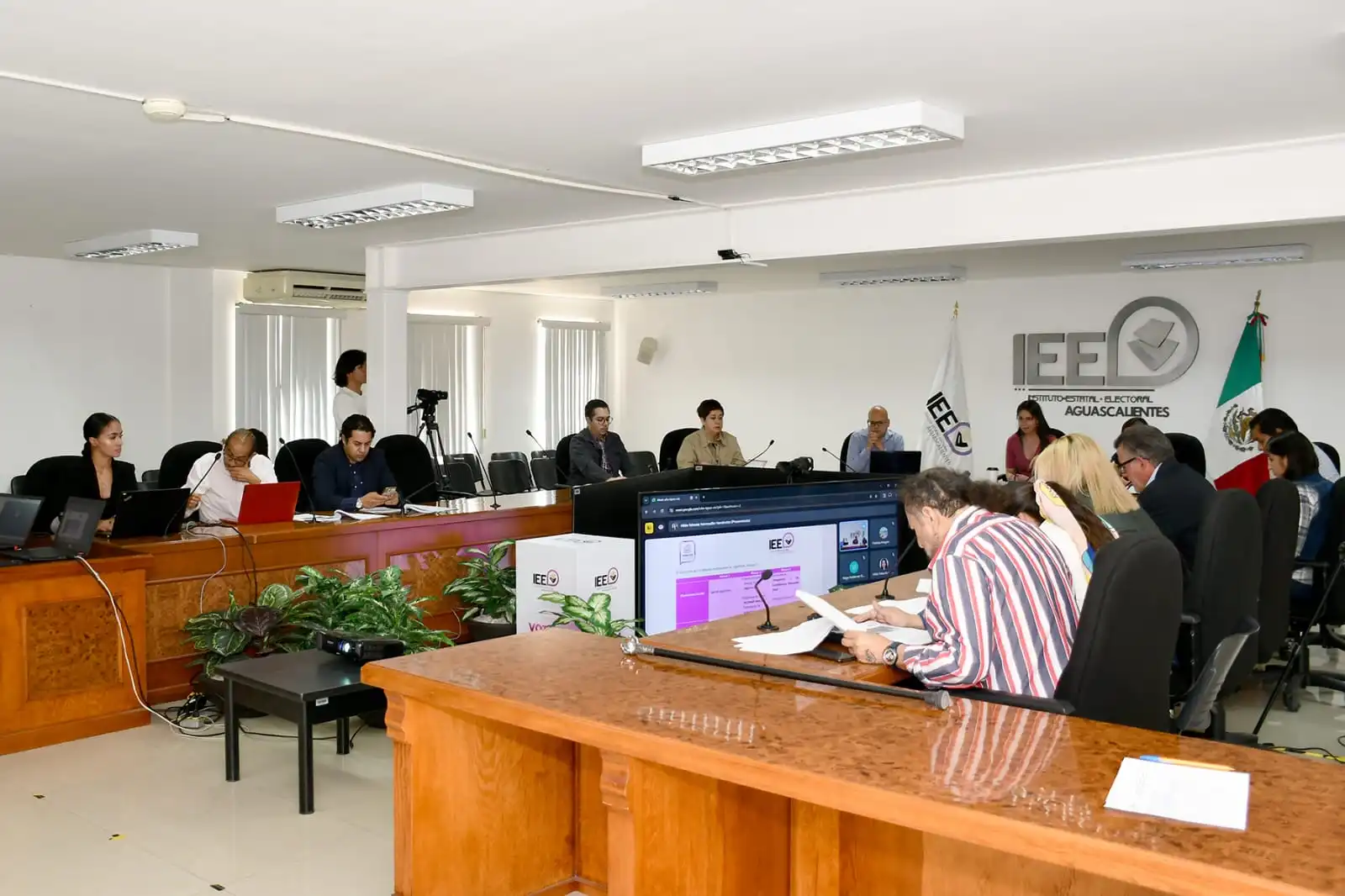 Presenta IEE fechas en las que se estarían dando los debates