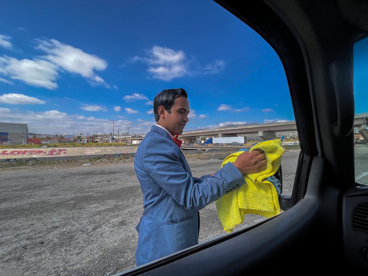 Con elegancia limpia carros para pagar sus estudios