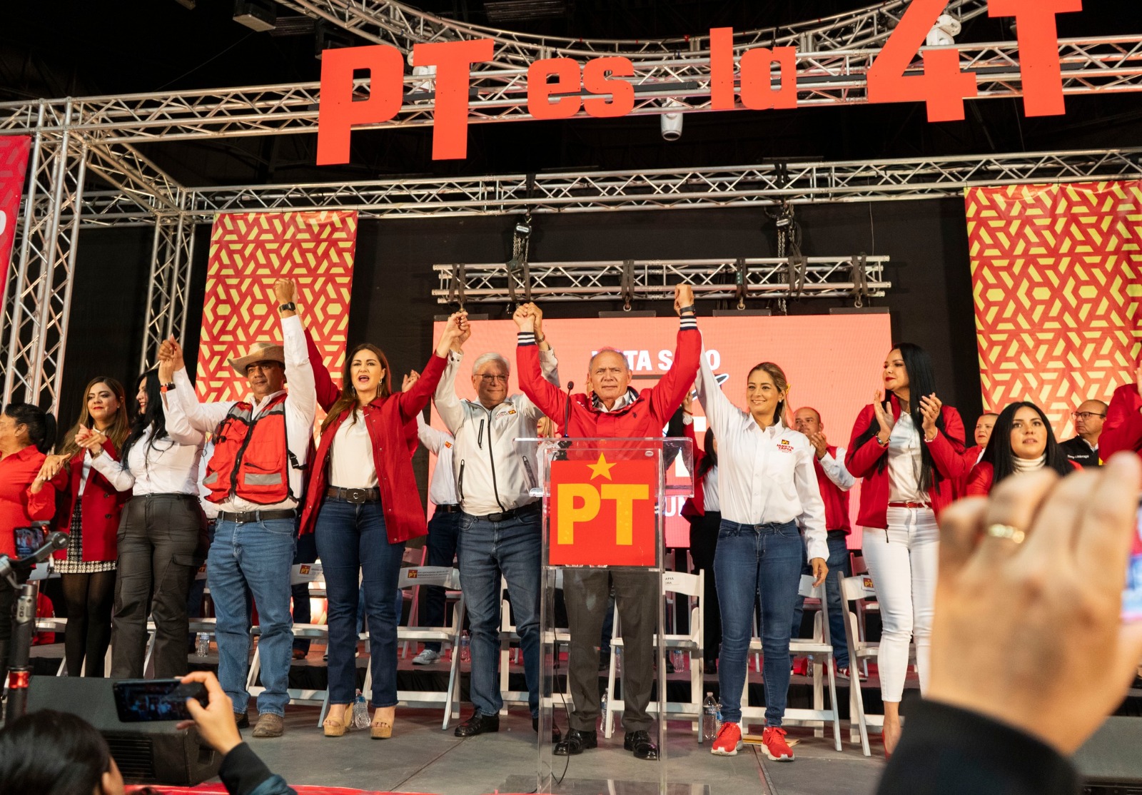 Blásquez arremete contra Morena y ex panistas en arranque de campaña