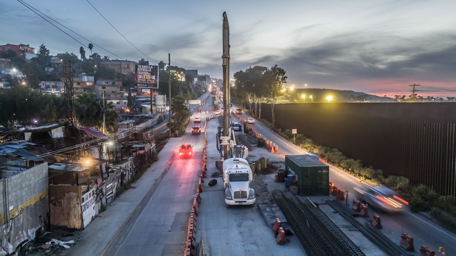Colocan la primera columna del Viaducto Elevado de Tijuana