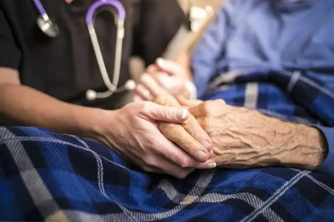 Legislan mayor apoyo a cuidadores de pacientes con Alzheimer 