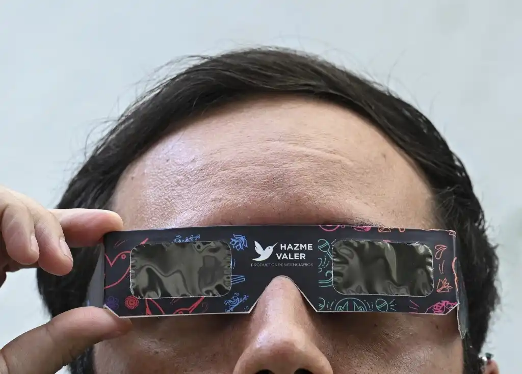 ¡Se agotan! Presos de la CDMX crean y venden lentes especiales para ver el eclipse de sol