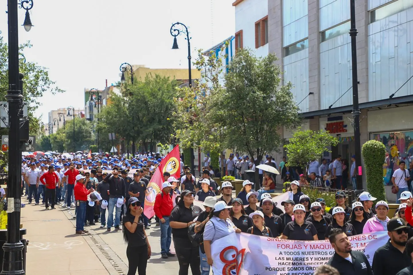 Acude Tere Jiménez a desfile por el día del trabajo