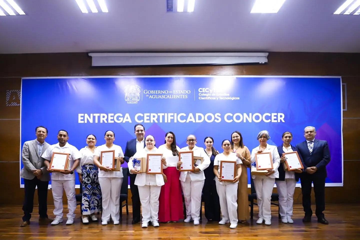 Reconoce Tere Jiménez a docentes destacados del CECYTEA