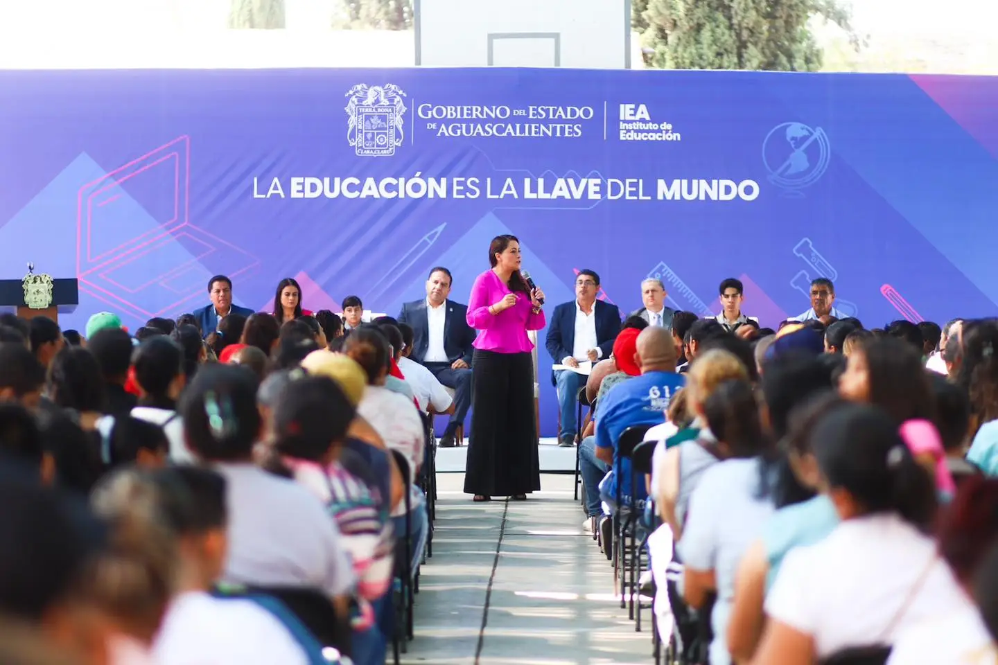 Realiza Tere Jiménez gira de trabajo por escuelas primarias y secundarias del estado