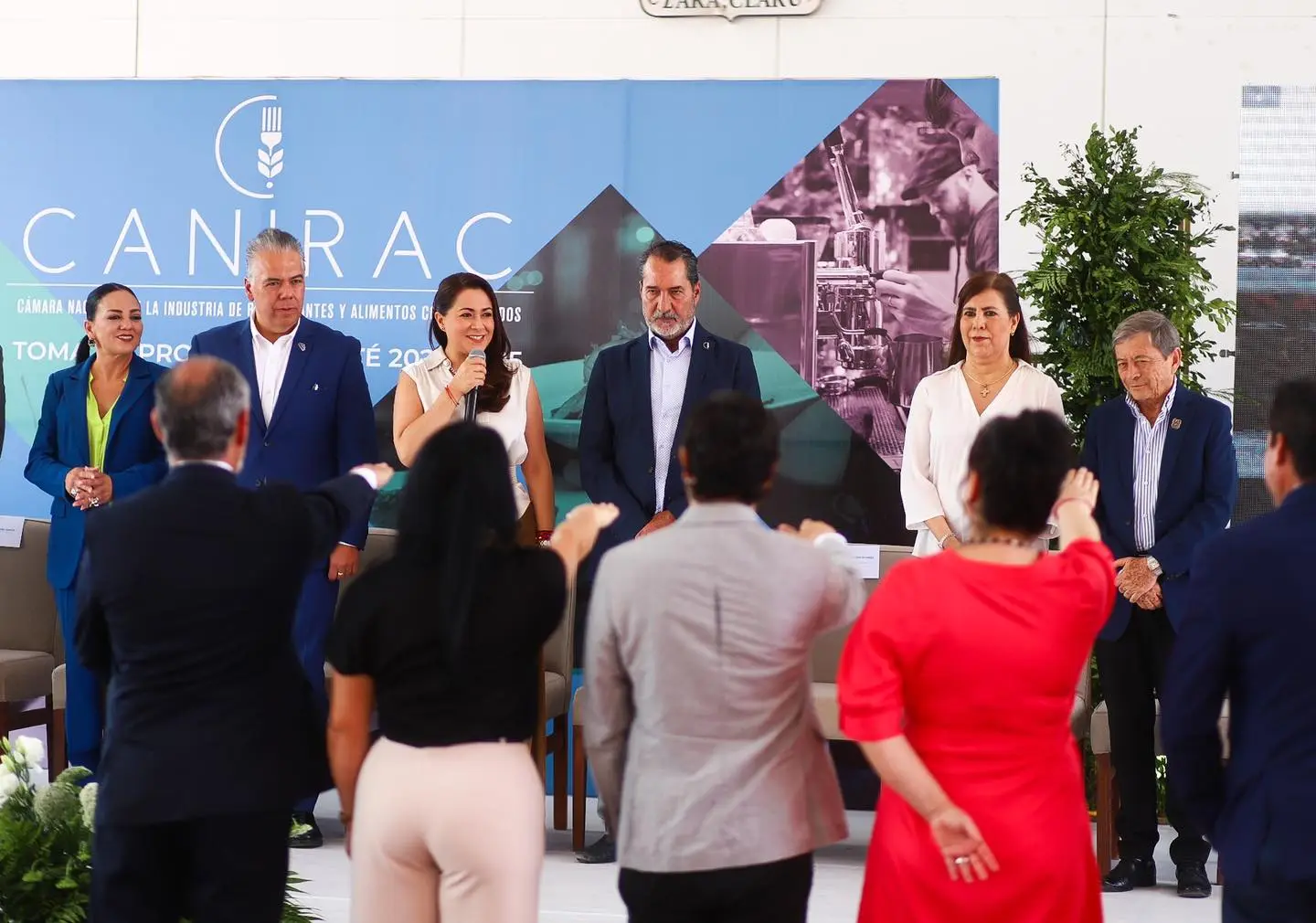 Reafirma Tere Jiménez su apoyo a restauranteros durante toma de protesta de la CANIRAC