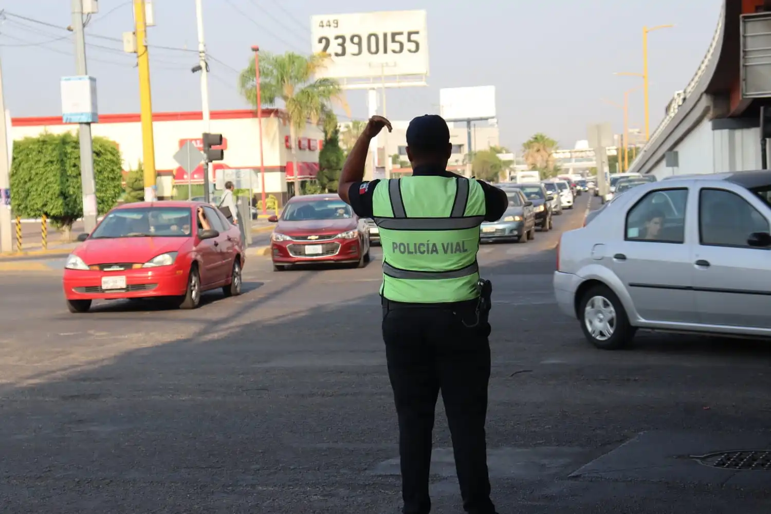 Realizan operativos para agilizar tráfico en la capital