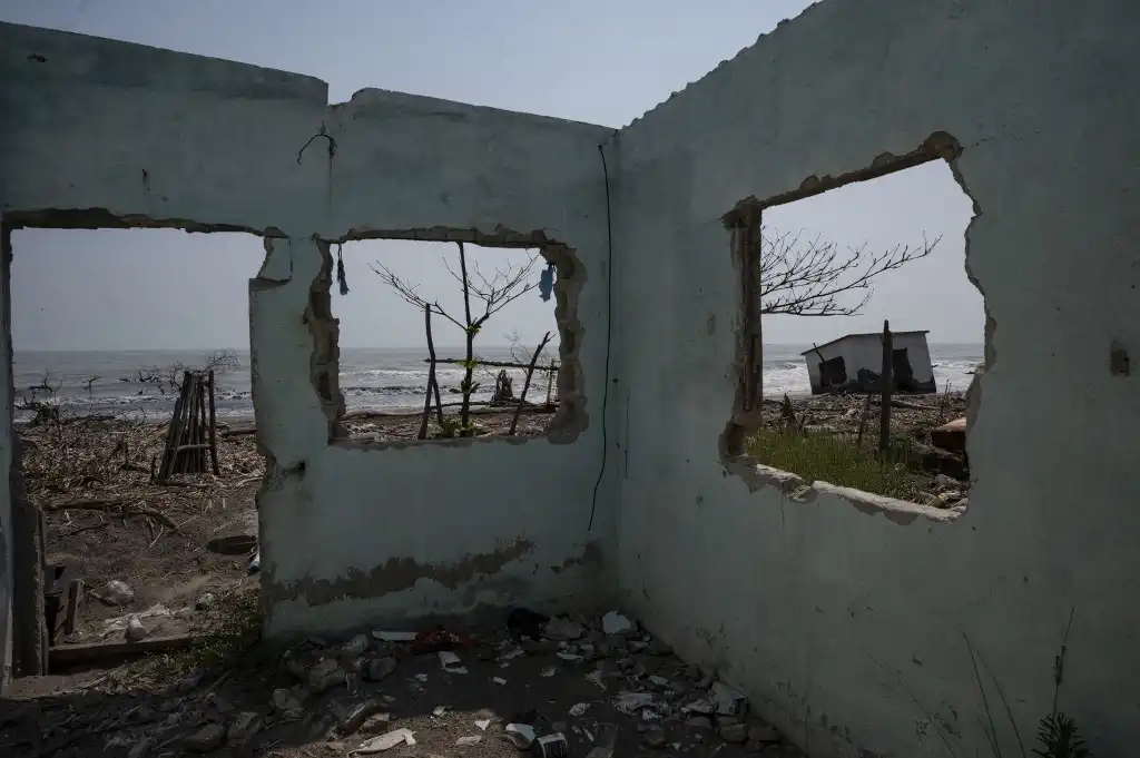 Récord de calor, un pueblo ahogado por el mar y la crisis del agua esperan a la presidenta