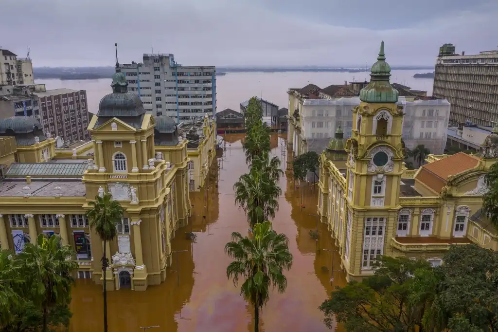 Rescatistas despliegan esfuerzos edificio por edificio para salvar a las víctimas de las inundaciones en Brasil