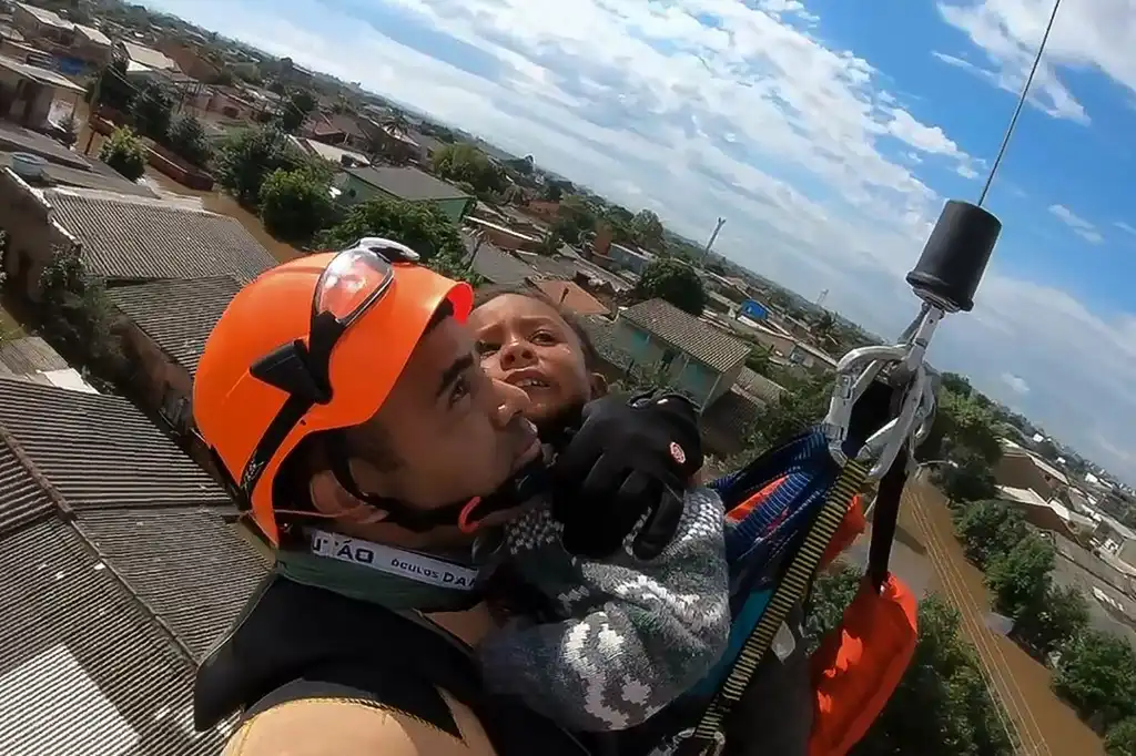 Rescatista inundaciones Brasil
