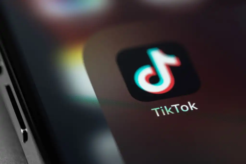 TikTok etiquetará contenido generado con IA ante el aumento de fotos y videos falsos