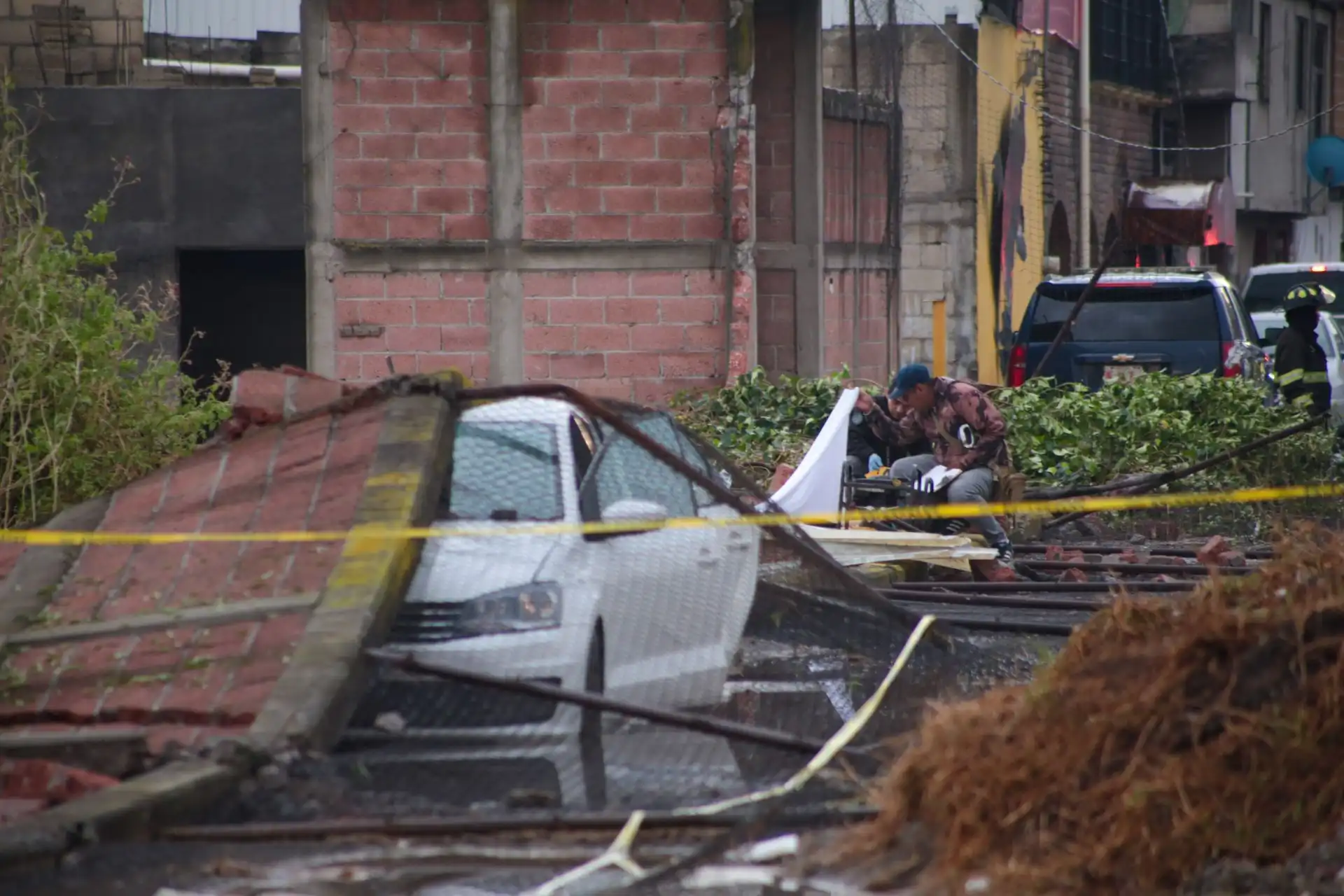 Tornado en Toluca deja dos muertos y varios destrozos en casas y la vía pública