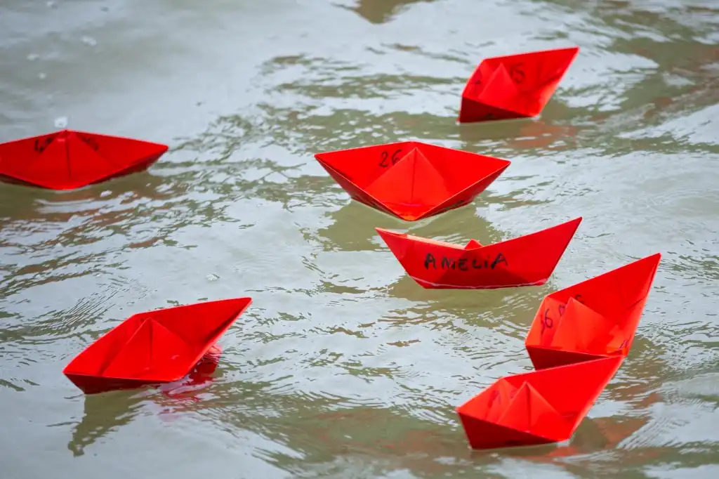 Víctimas de feminicidio en barcos de papel
