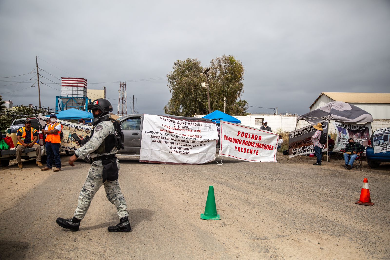 Residente de Maclovio Rojas bloquean Pemex Rosarito