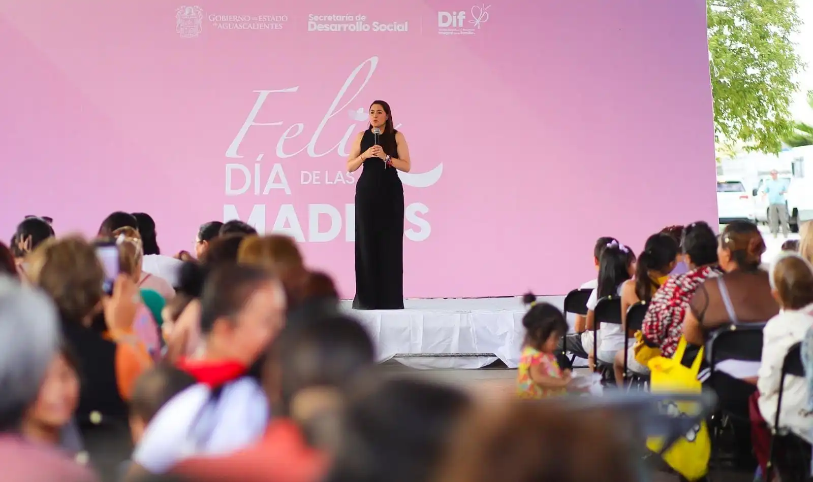 Gobernadora felicita a madres de familia en su día