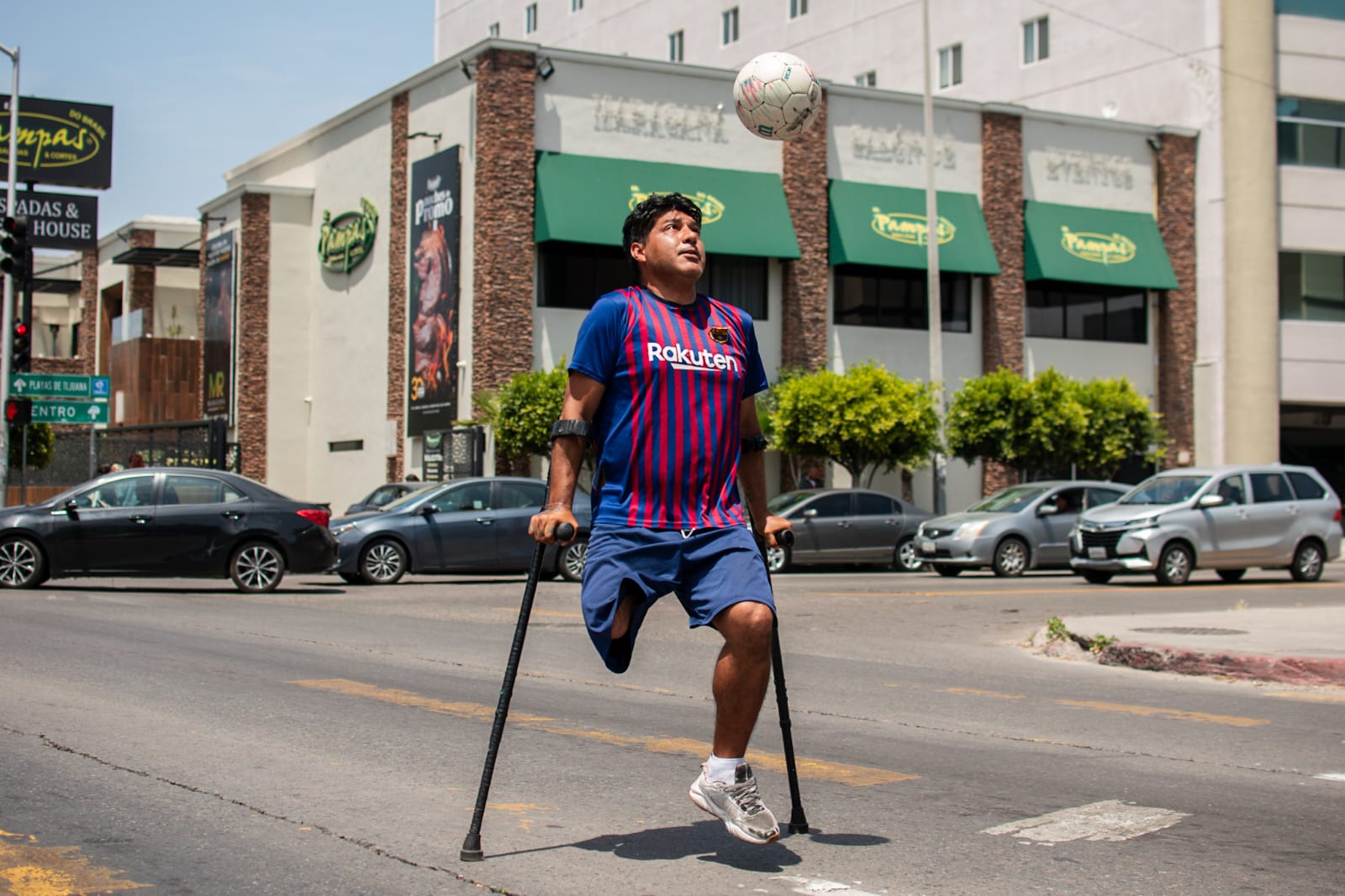 Enrique hace Fútbol Freestyle en los semáforos para construirle una casa a su familia