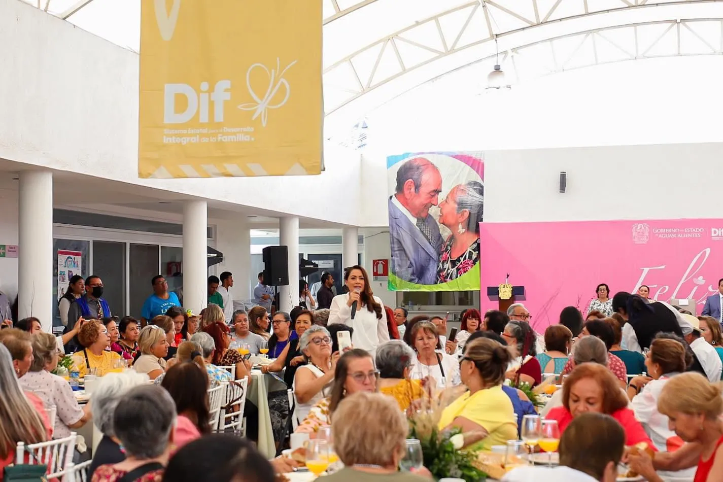 Conmemoran día de las madres con abuelitas de Aguascalientes