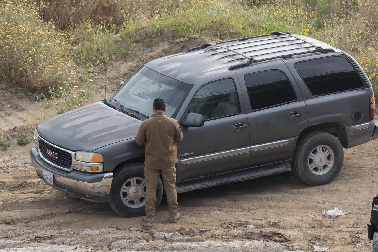 Encuentran cuerpo de una mujer dentro de camioneta en el Bulevar 2000