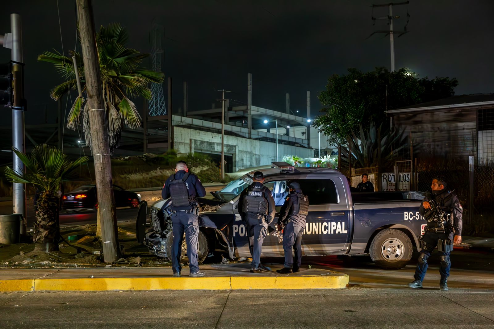 Patrulla choca contra poste de luz