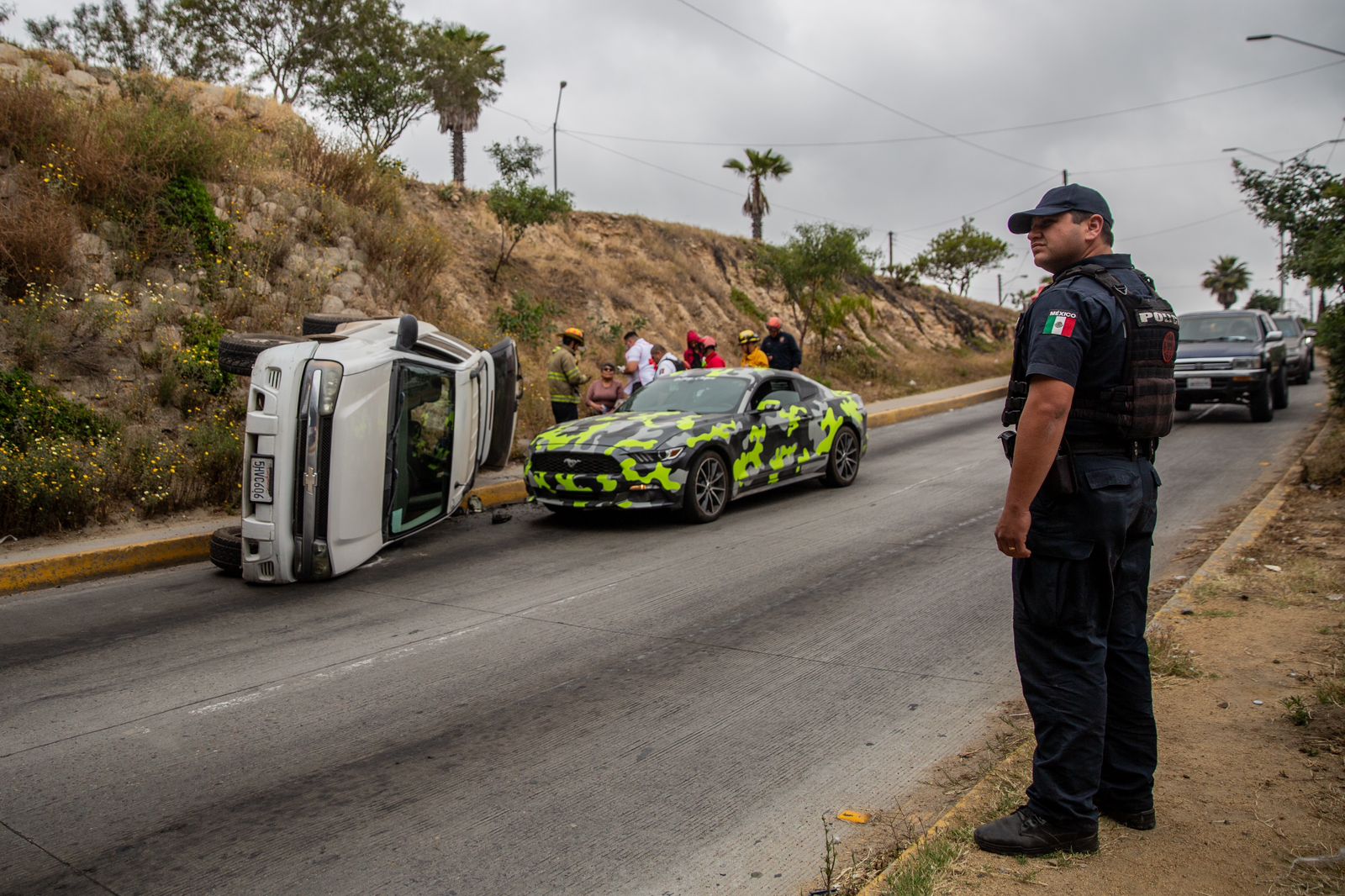 Conductor de la tercera edad se queda sin frenos y sufre volcadura