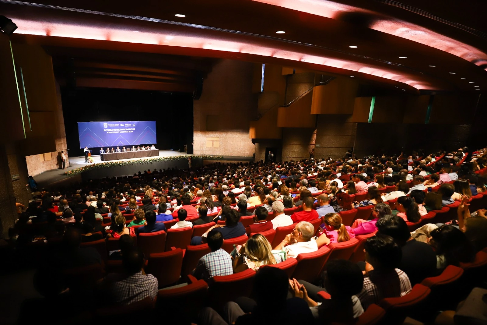 Entrega Tere Jiménez medallas a maestras y maestros con 30 y 40 años de servicio educativo