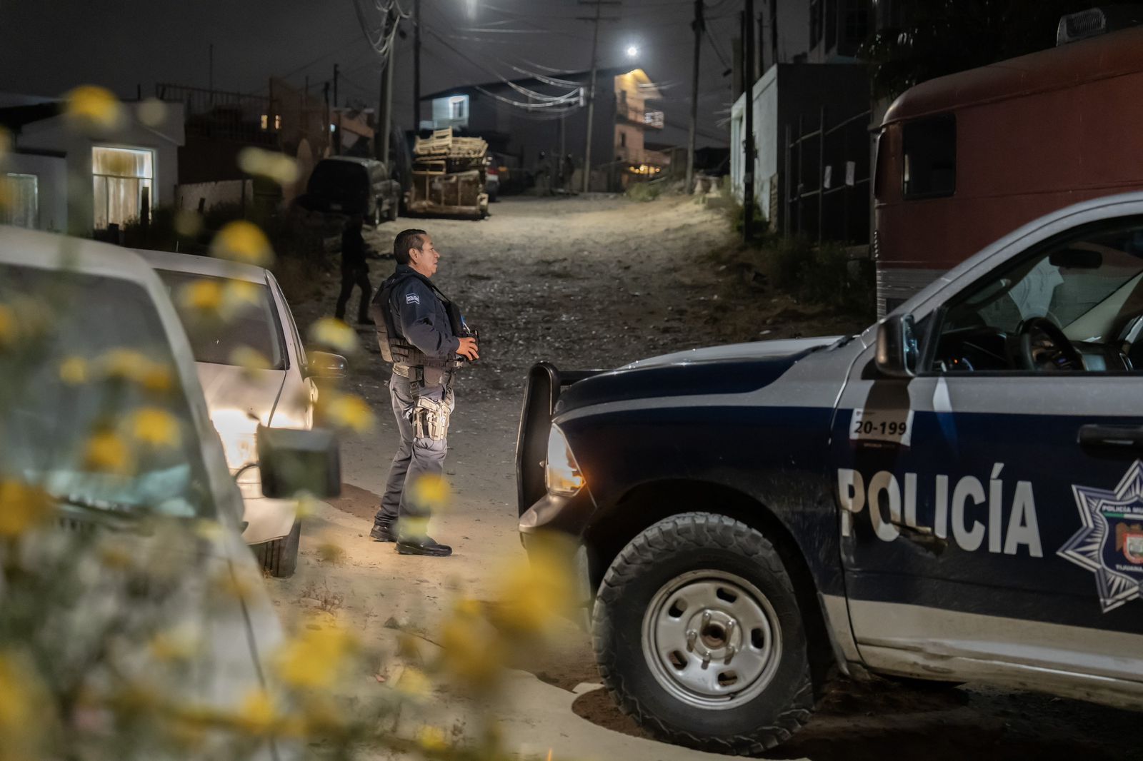 Arrojan cuerpo atado de pies y manos en la vía pública