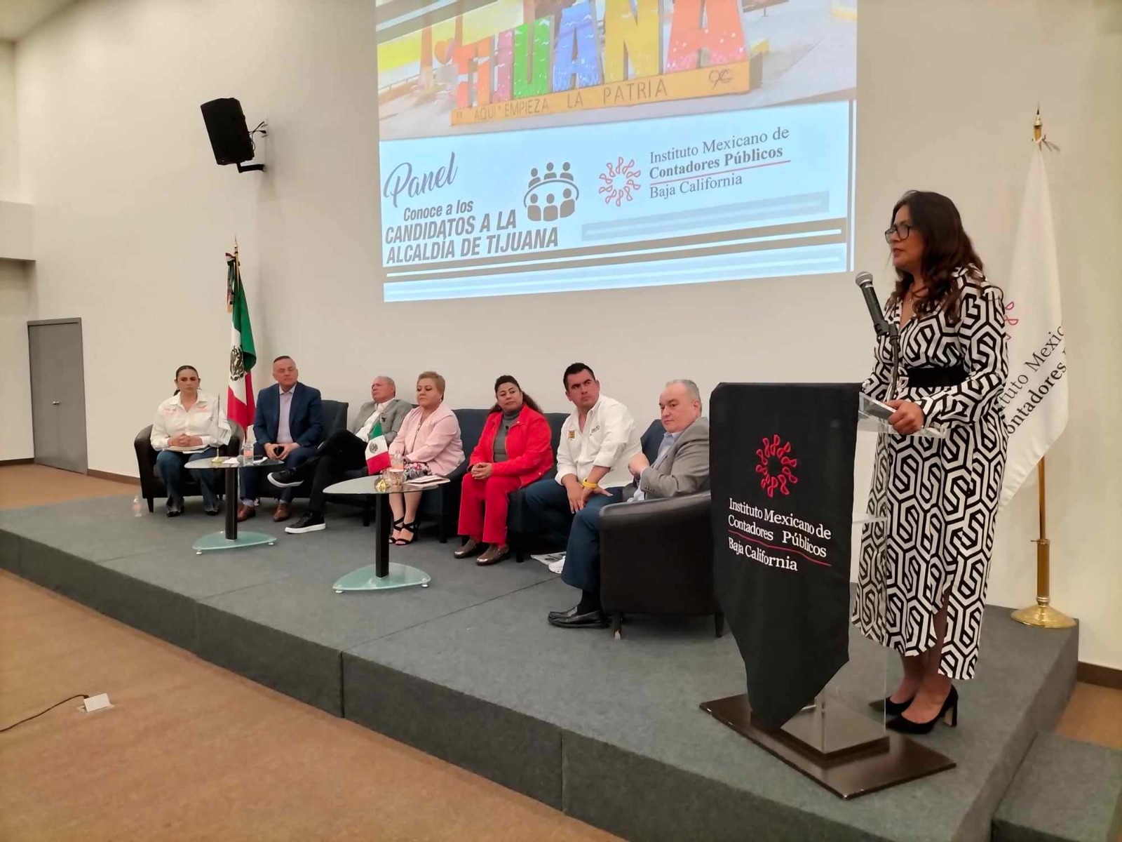 Burgueño ausente en debate con el Colegio de Contadores; candidata del PAN lo señala de incapaz de “dar la cara”