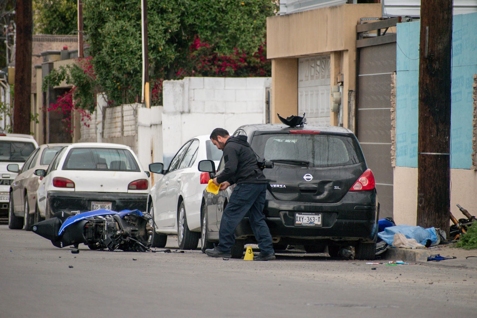 Joven motociclista pierde la vida tras chocar contra un poste