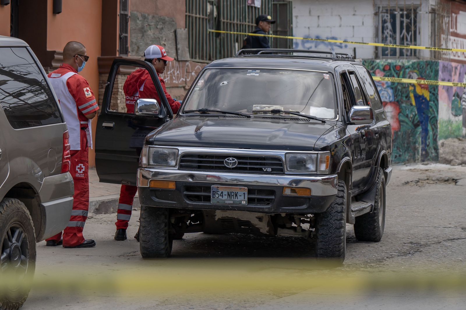 Asesinan a hombre en su vehículo en Los Laureles