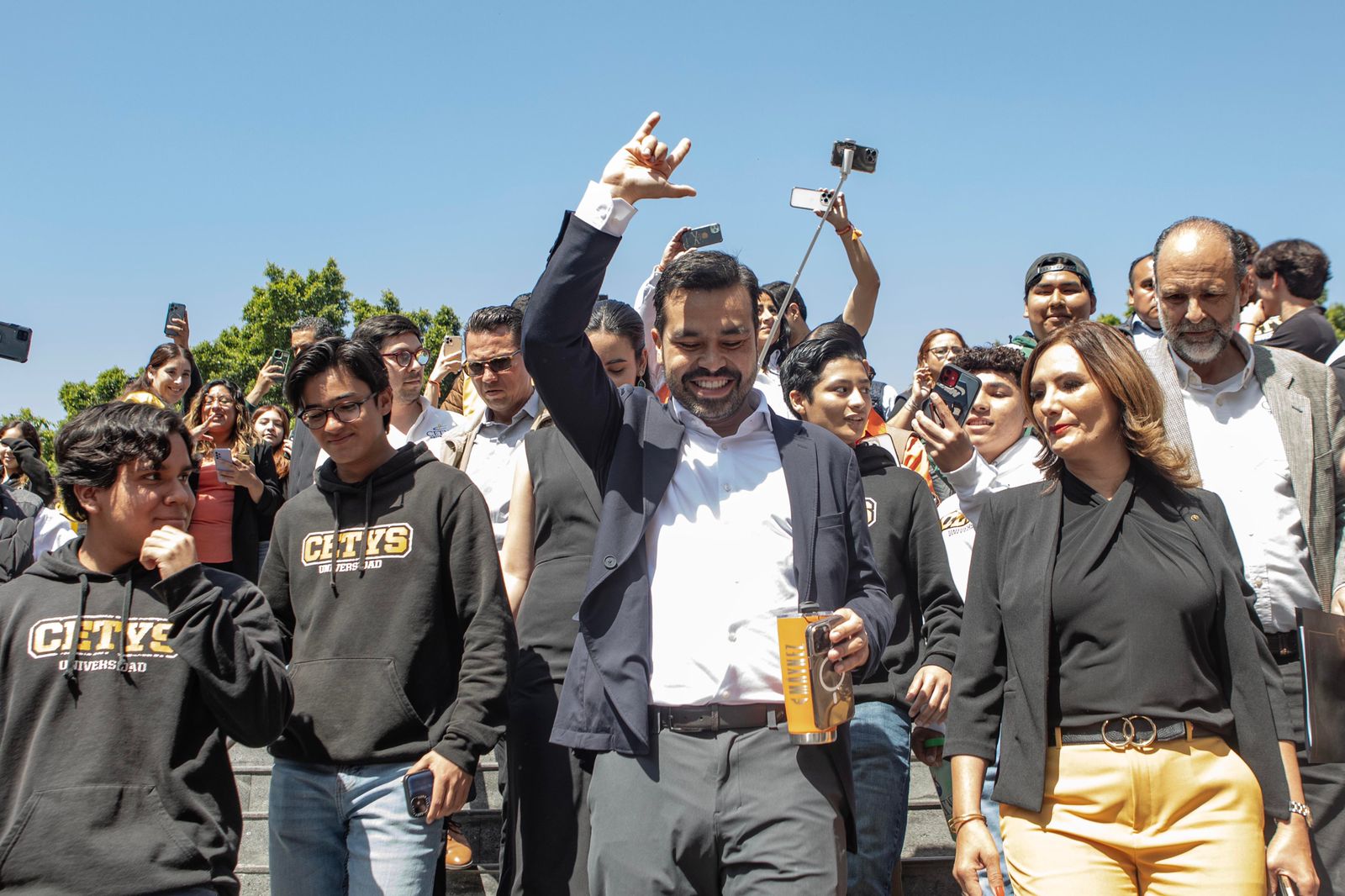 Máynez visita a estudiantes en Tijuana