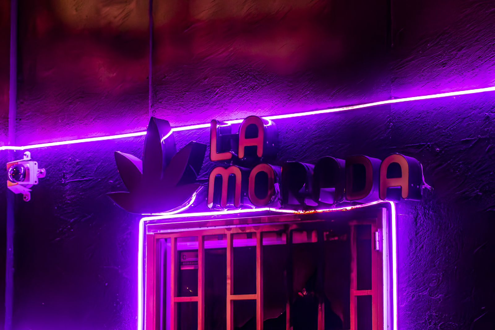 Lanzan bomba molotov contra “smoke shop”