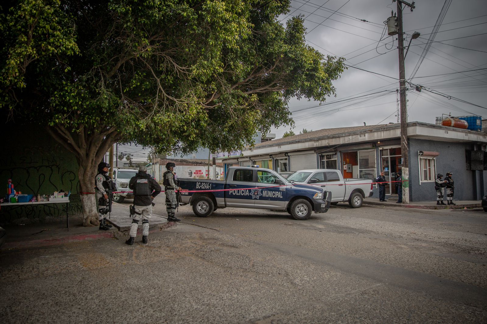 Hallan cuerpo cerca de primaria