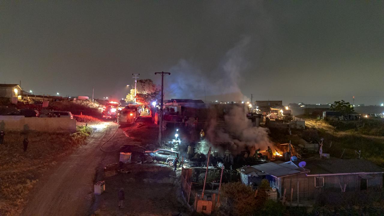 Muere calcinado tras incendiarse casa de madera en un predio baldío