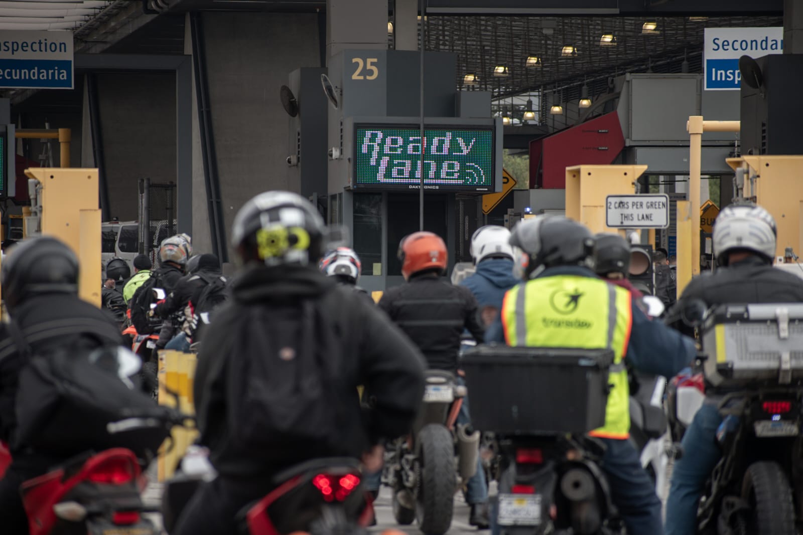 Motociclistas hacen larga fila para cruzar por la garita de San Ysidro