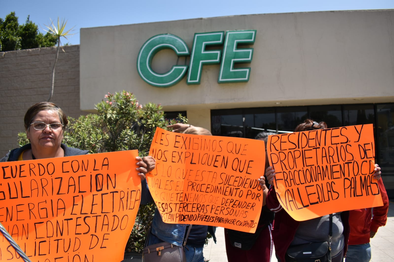 Vecinos de Valle de las Palmas denuncian problemas con CFE