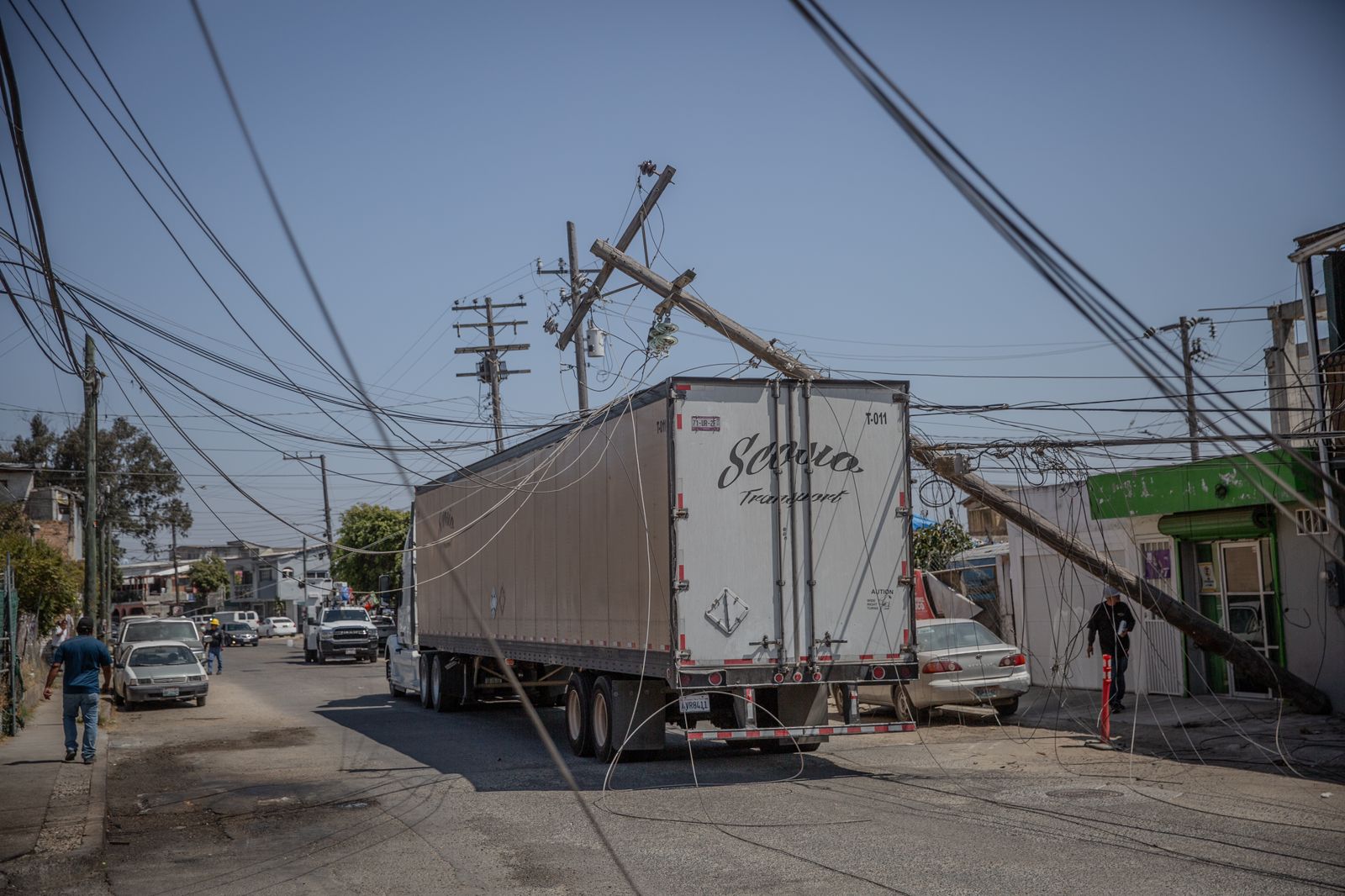 Tráiler derriba 4 postes en la "70-76" y daña autos