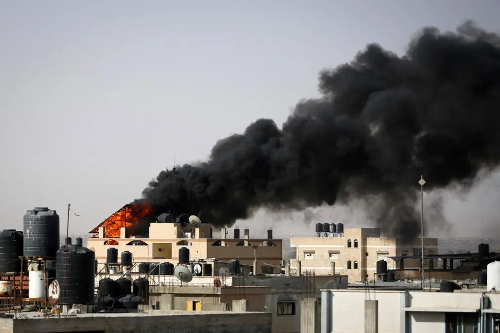 Bombardeos de Israel contra Rafah hacen huir a más de 100,000 personas