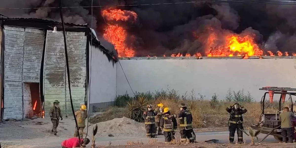 Incendio consume una fábrica de veladoras en Texmelucan