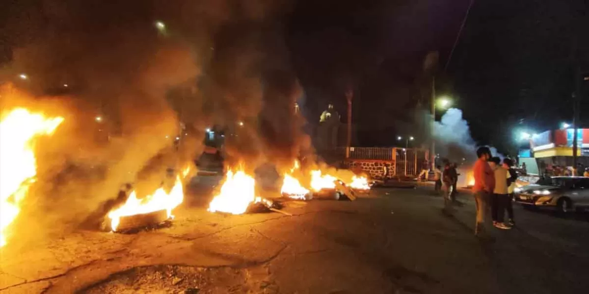 Riñen activistas y policías en el relleno sanitario de Cholula