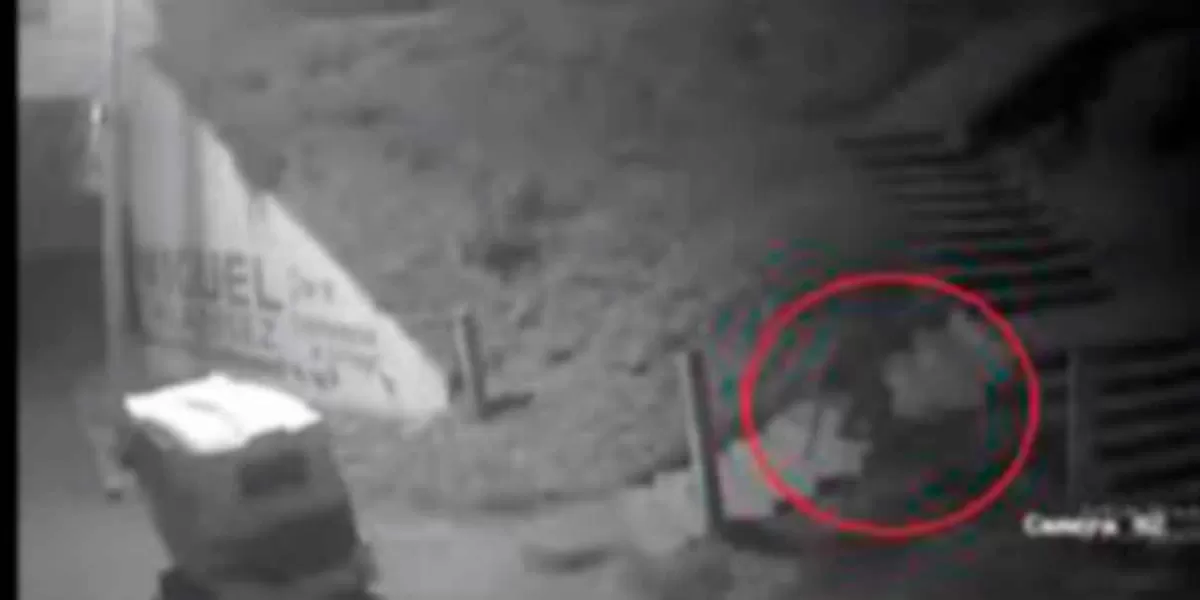 Mujer se arroja desde escaleras para evitar secuestro en Puebla
