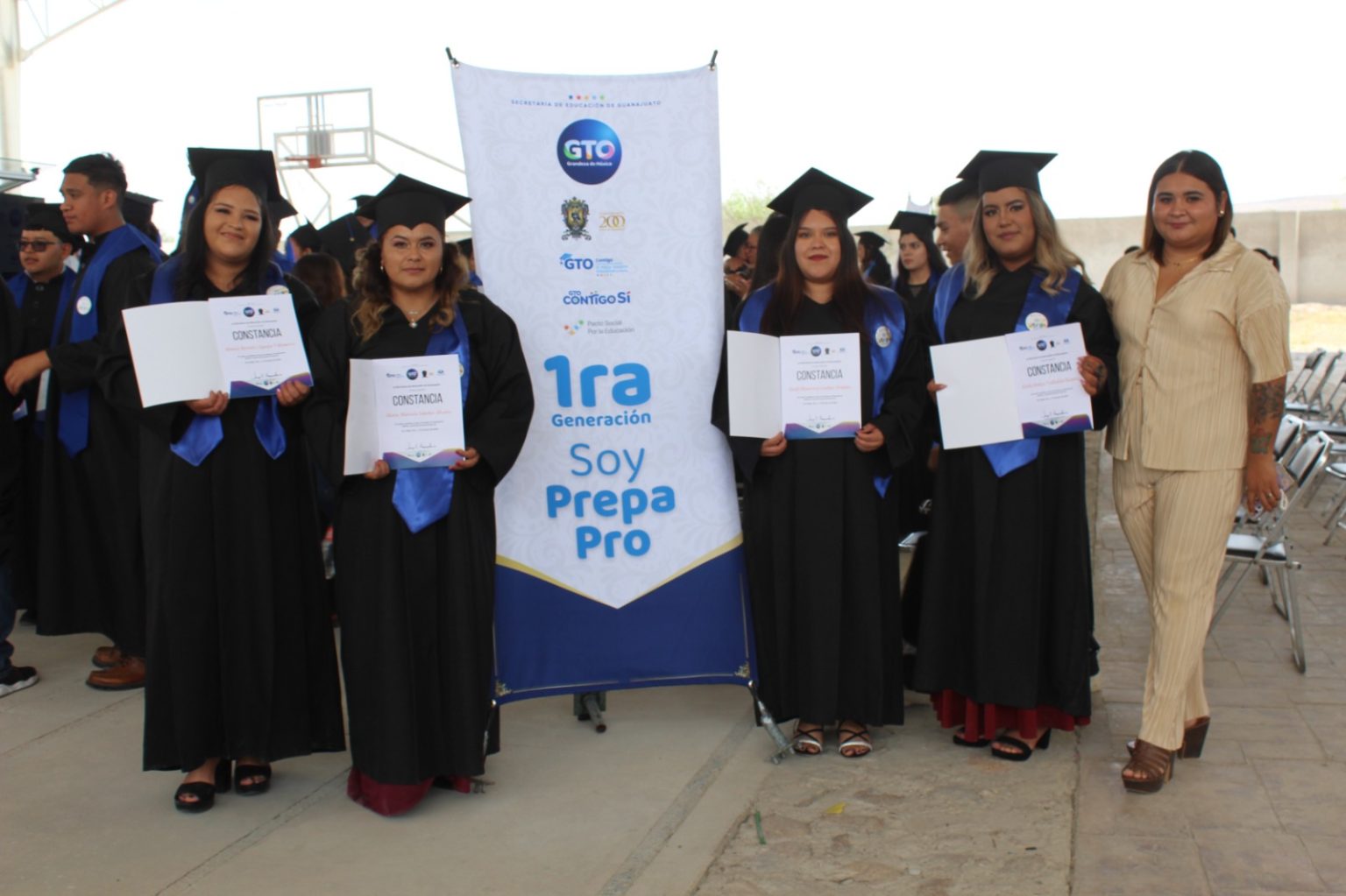 Celebración de la primera generación de estudiantes de Prepa Pro