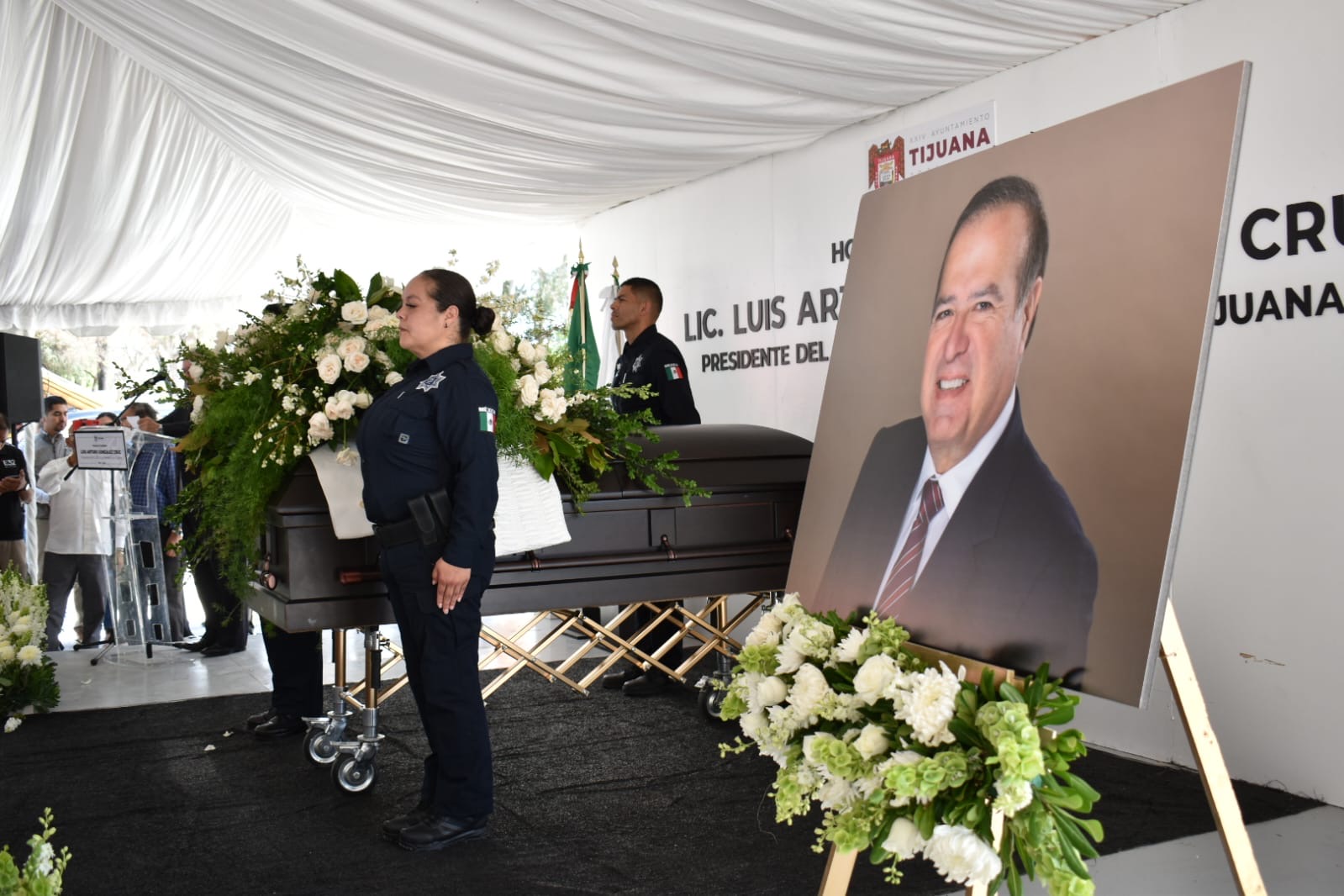 Dan último adiós a ex alcalde Arturo González Cruz en Palacio Municipal