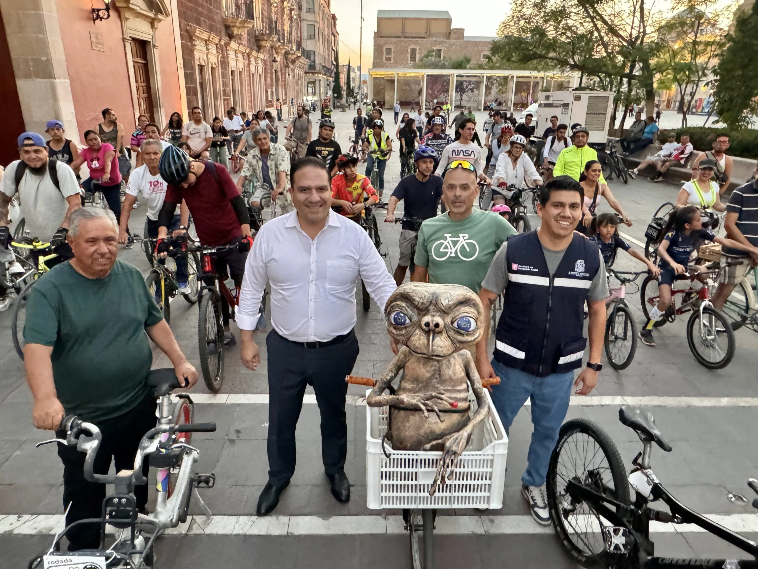 Participa alcalde en rodada nocturna por el día mundial de la bicicleta