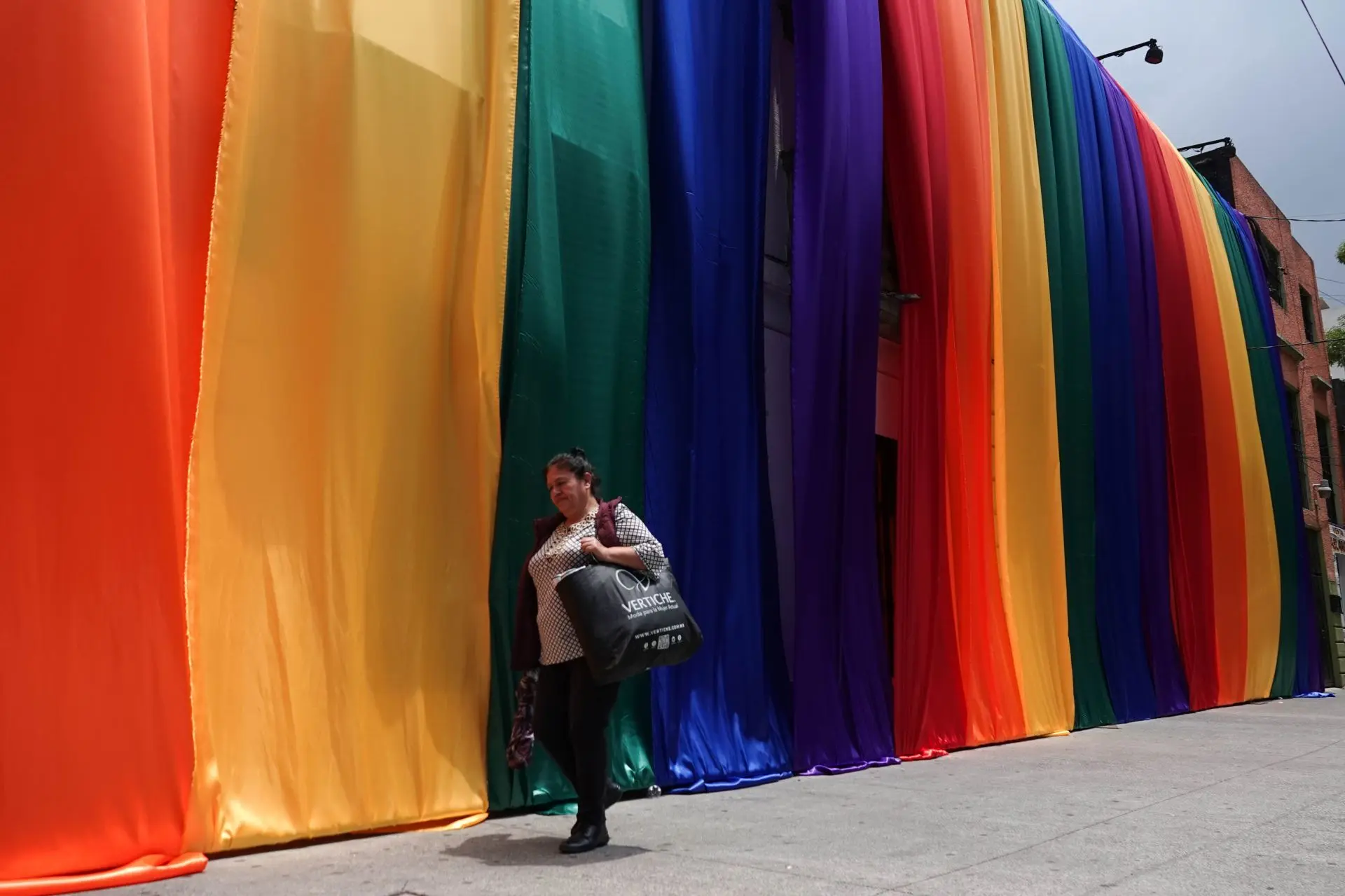 Bandera monumental LGBTTTIQ+