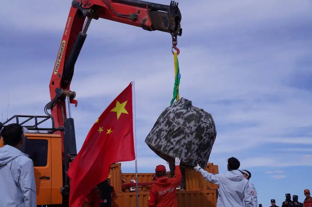 Sonda china regresa a la Tierra con las primeras muestras de la cara oculta de la Luna