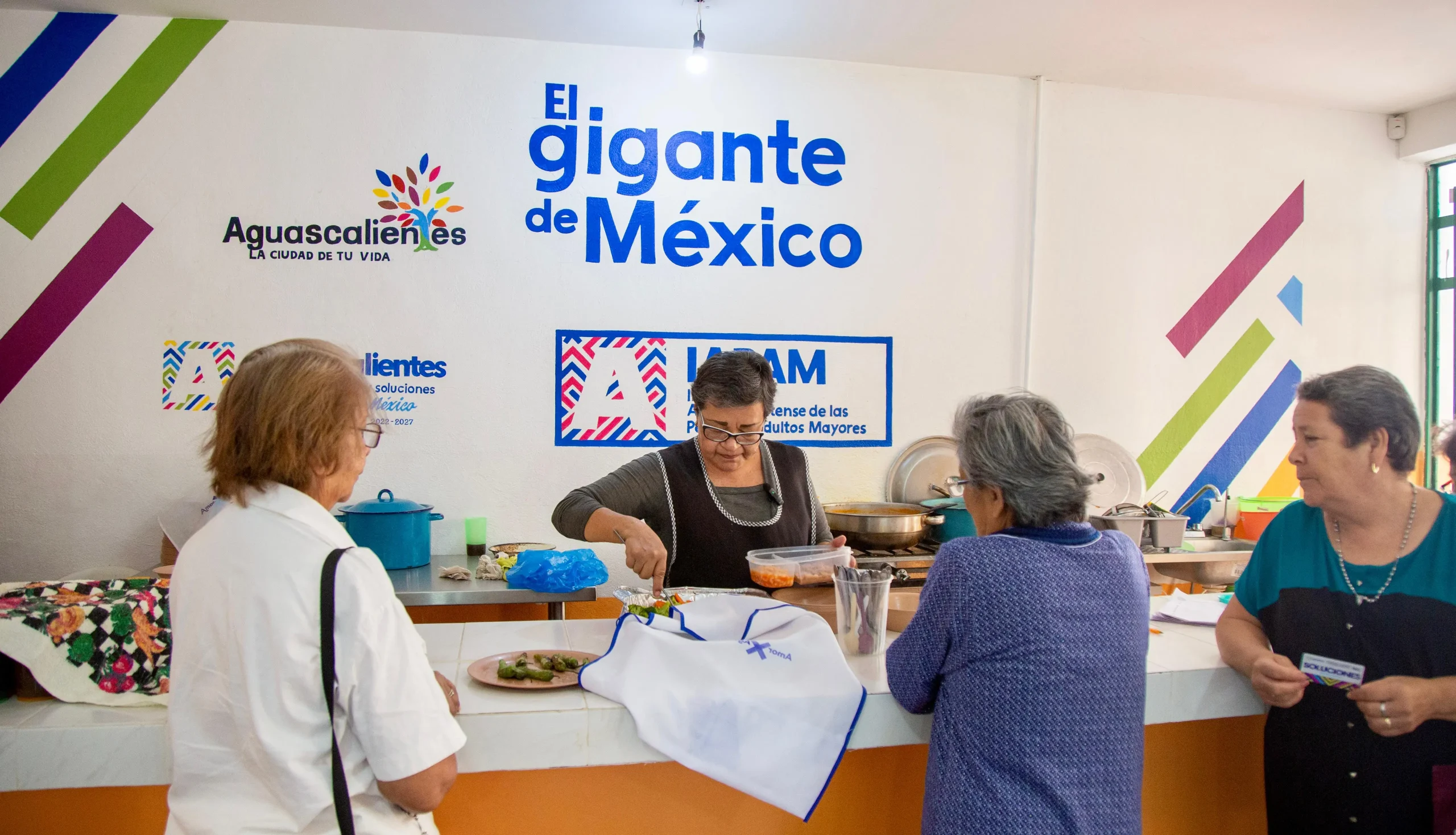 Operan 17 comedores y estancias para adultos mayores en Aguascalientes