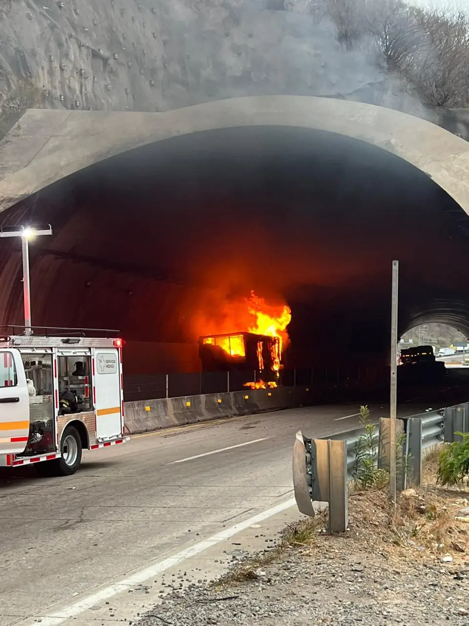 Incendio de un camión en autopista Durango-Mazatlán