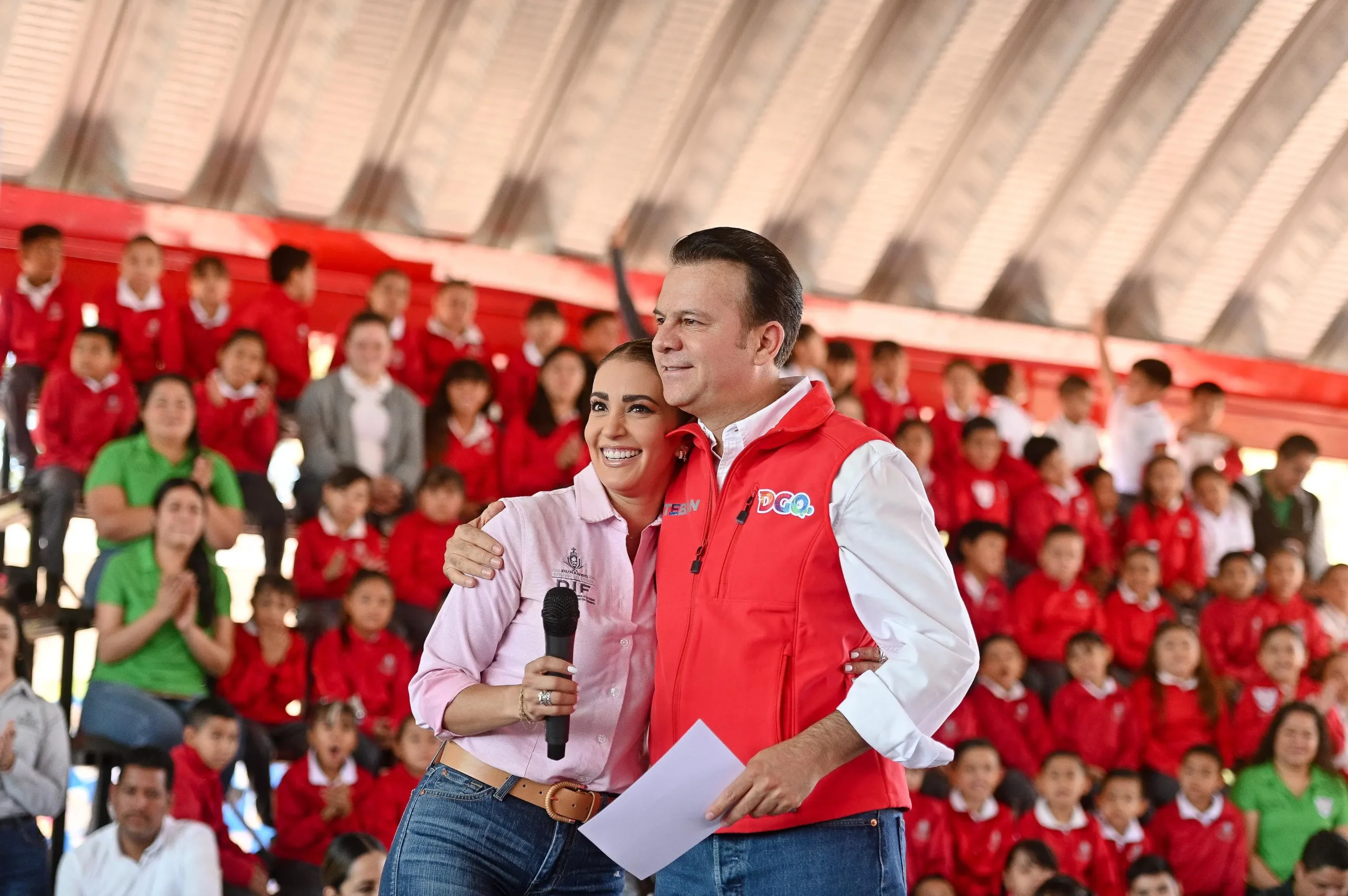 Inicia entrega de uniformes escolares