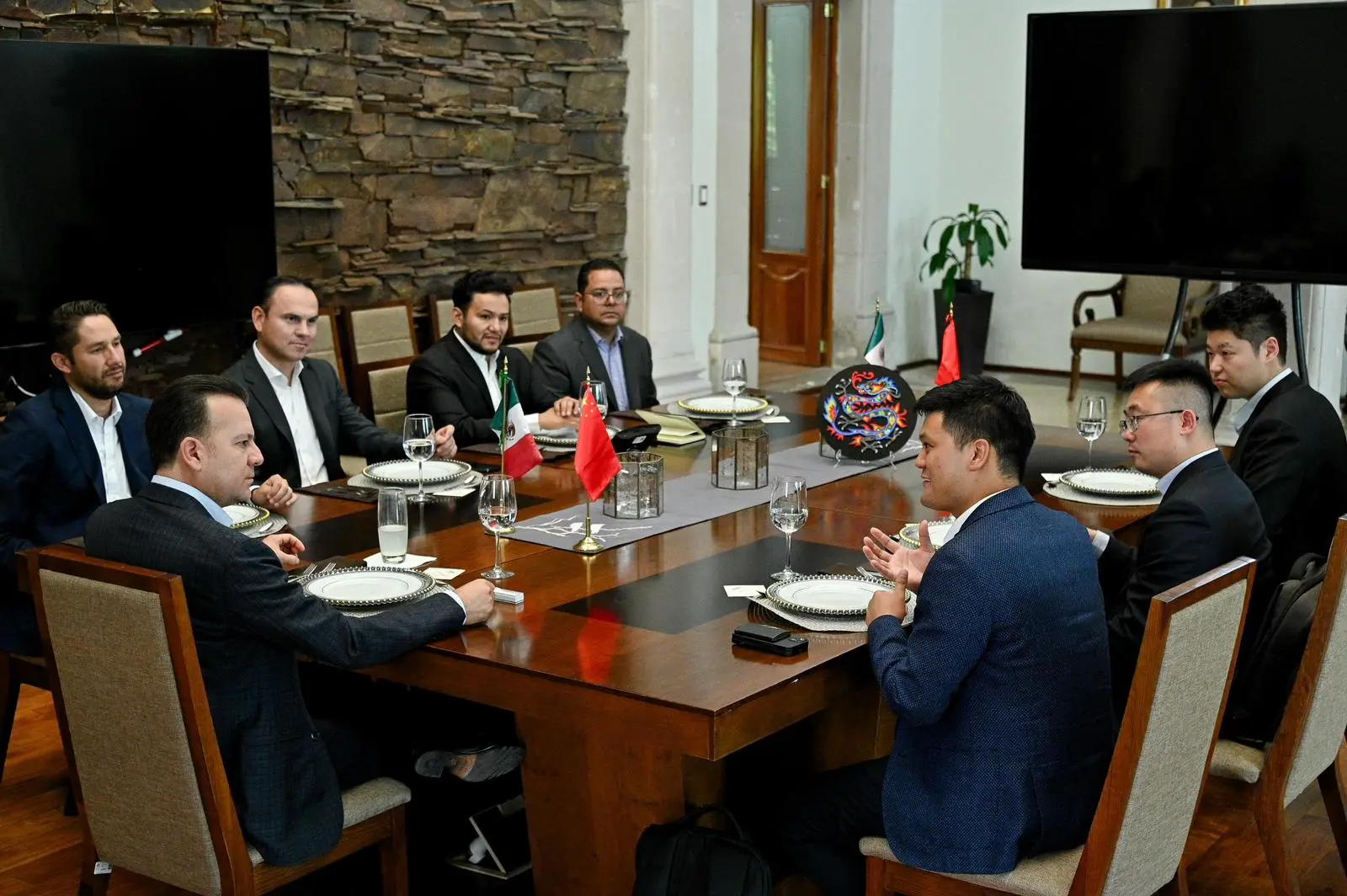 Más corporativos interesados en Durango; se reúne gobernador con directivos de consorcios asiáticos